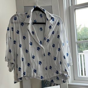 White blouse with cobalt blue print H & M shirt sleeve shirt. Size S.